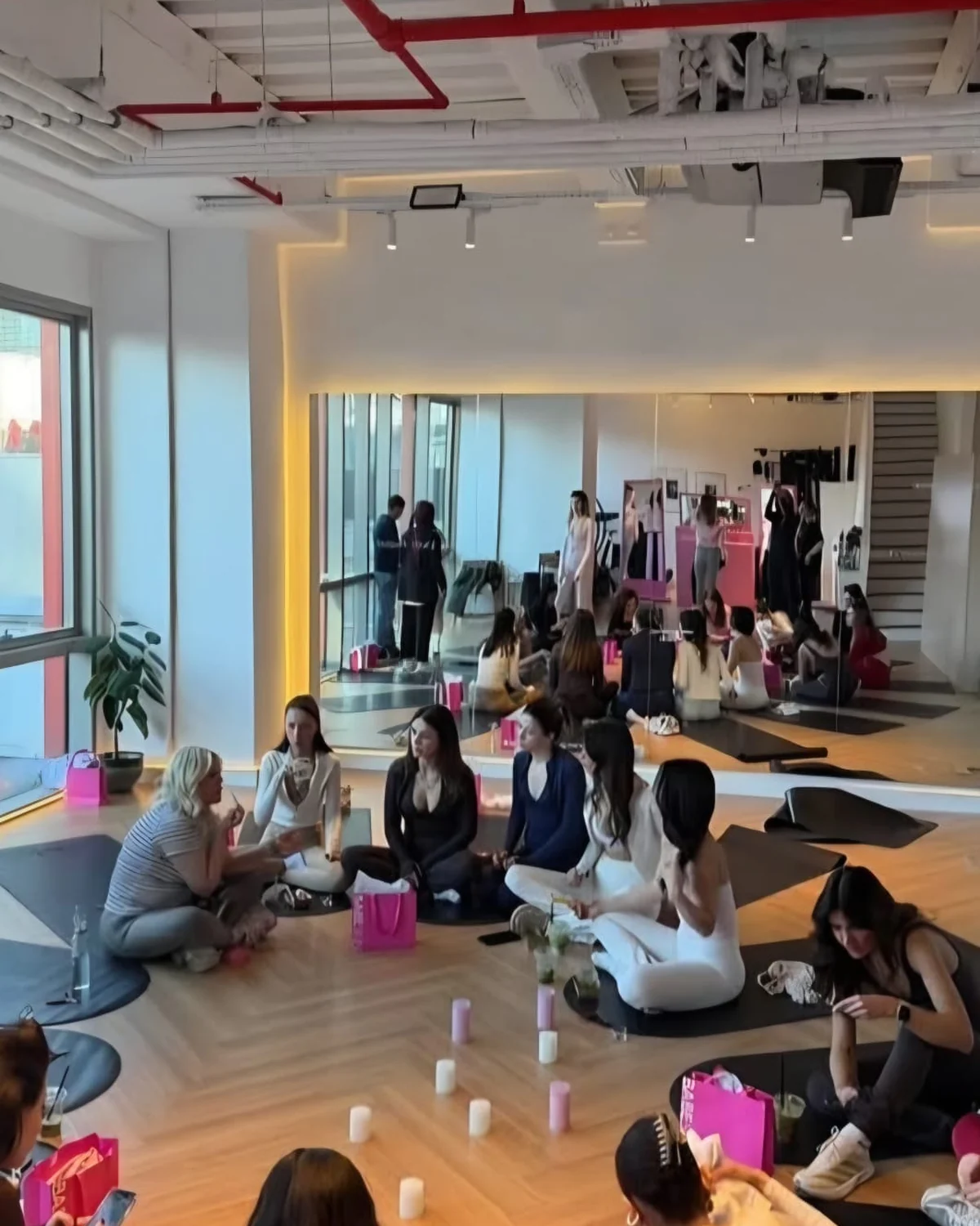 Arch Pilates stüdyosunda ders sonrası grup